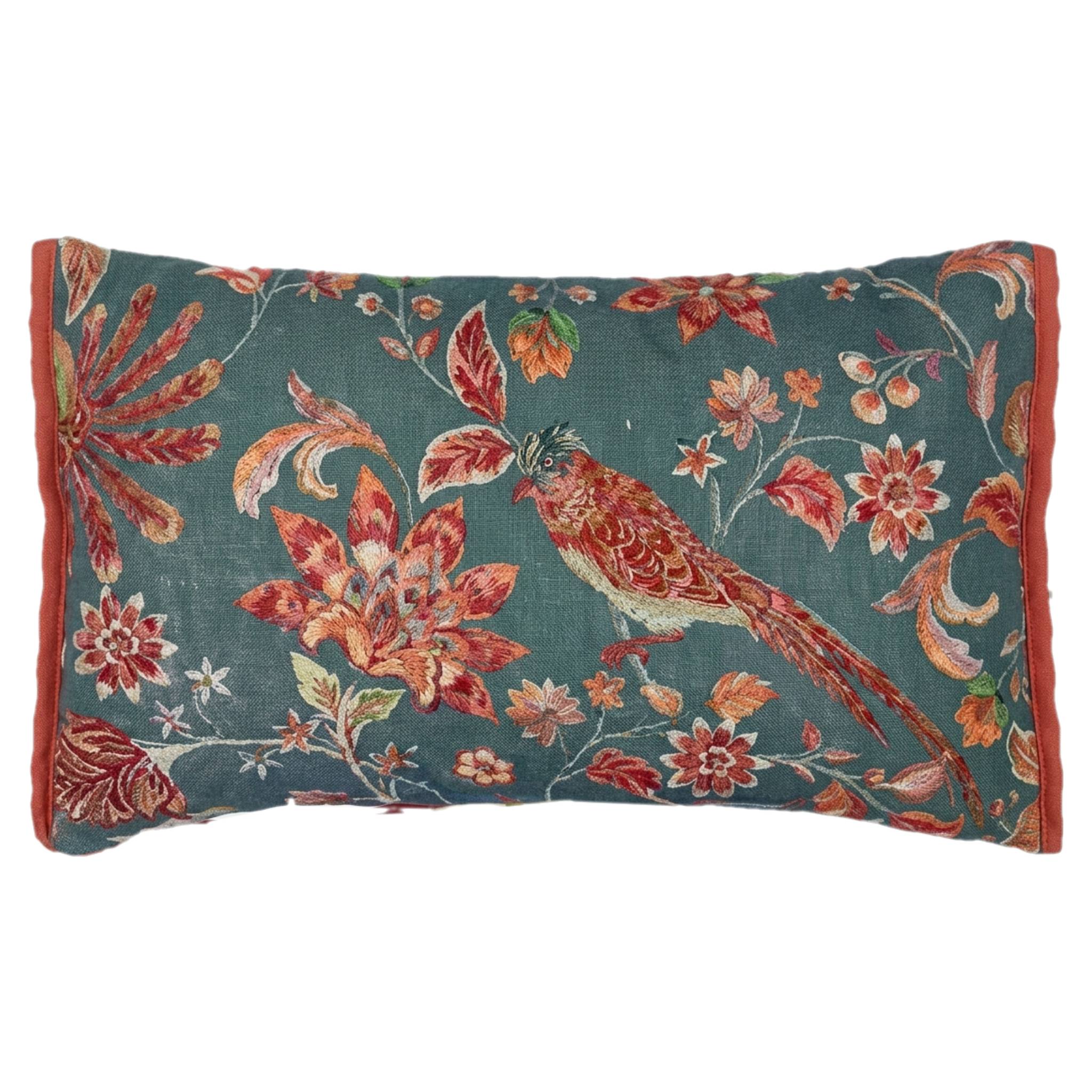 Cojín Floral con Pájaros Bordados