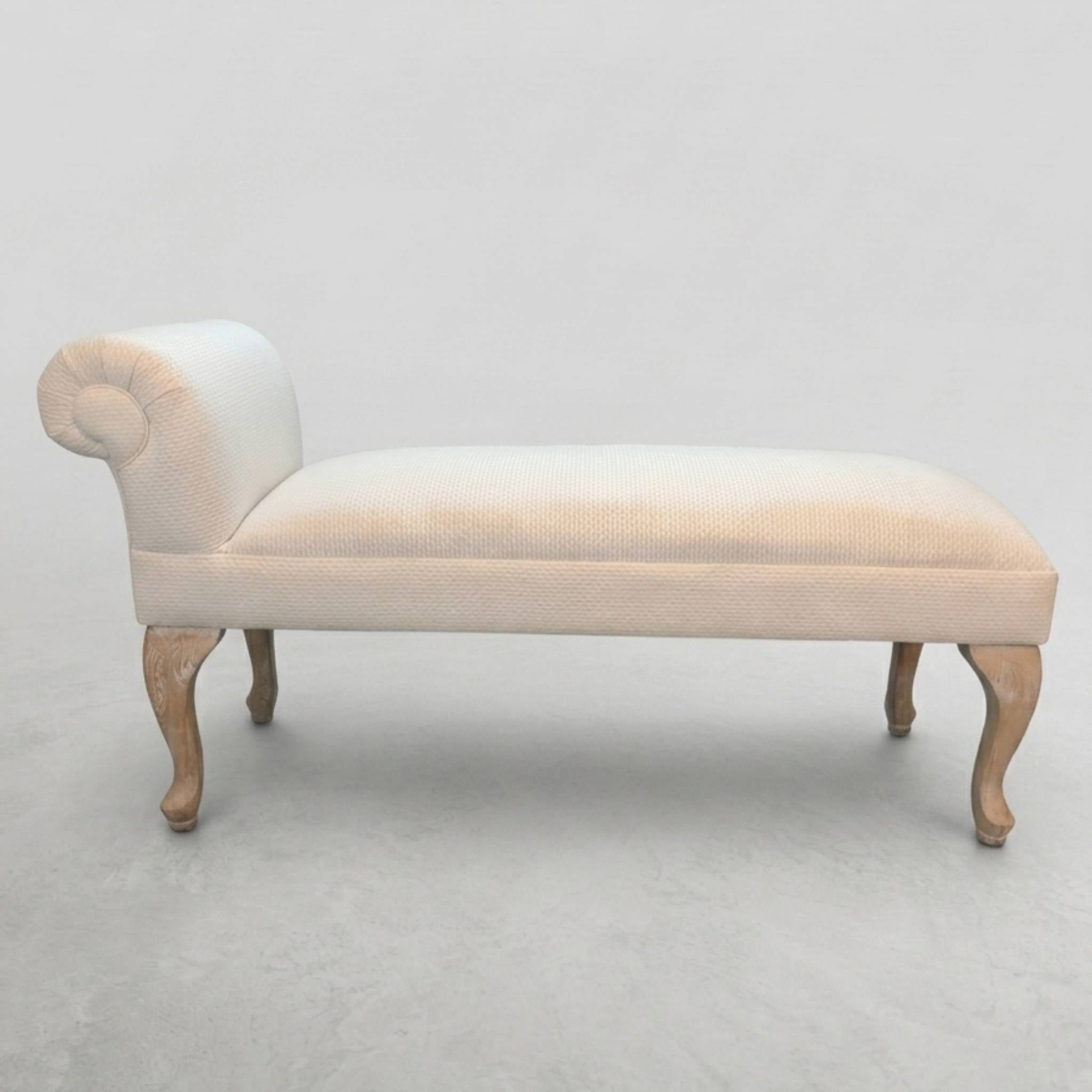 Diván Tapizado con Patas de Madera