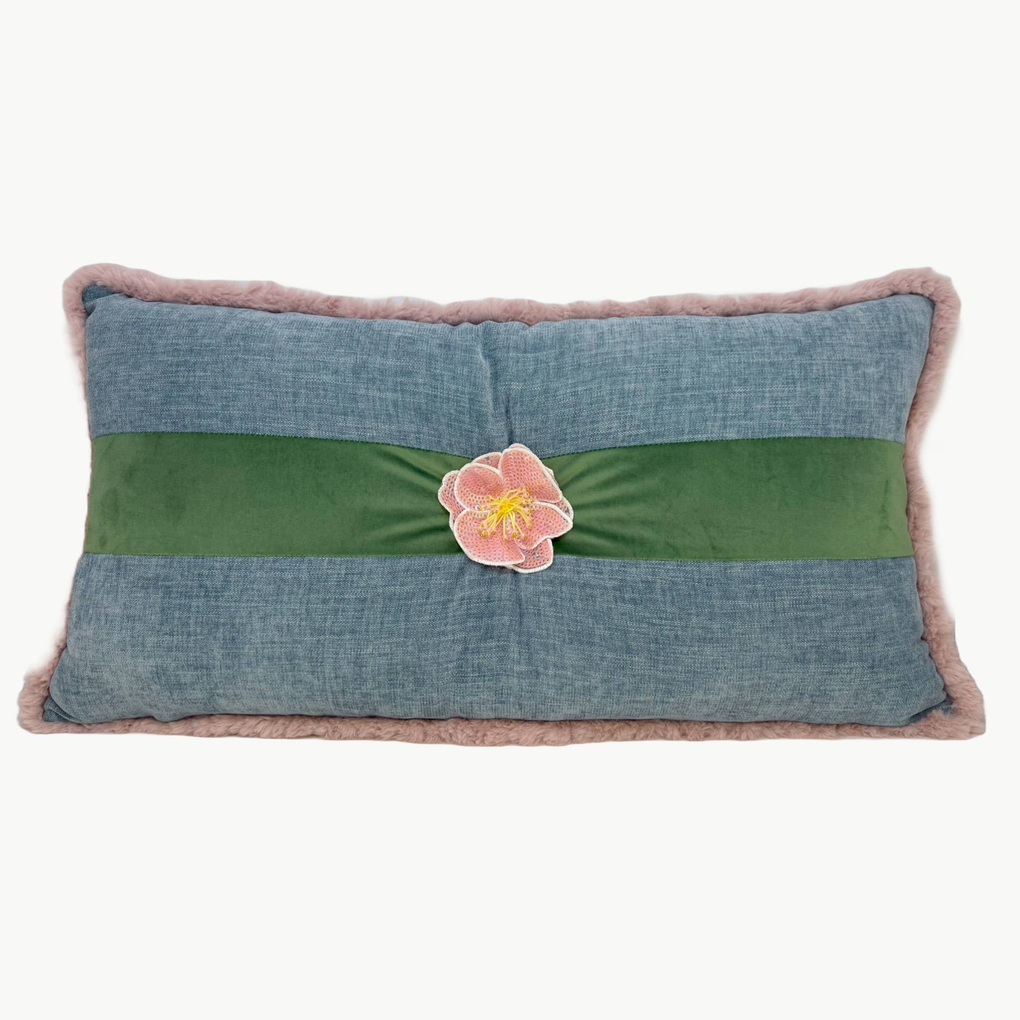 Cojín Azul con Franja Verde y Flor